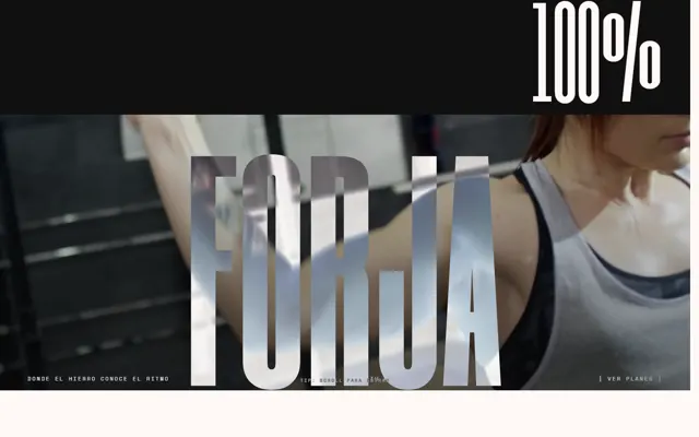 Web de FORJA: nombre monumental sobre un video de entrenamiento.